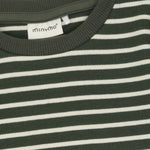 Ein hochwertiges Langarm-Shirt aus weichem Rib-Material mit klassischem grün-weiß gestreiftem Design von Minymo. Die Mischung aus 95% Baumwolle und 5% Elastane sorgt für optimalen Tragekomfort und Bewegungsfreiheit. Perfekt für den Alltag und vielseitig kombinierbar.