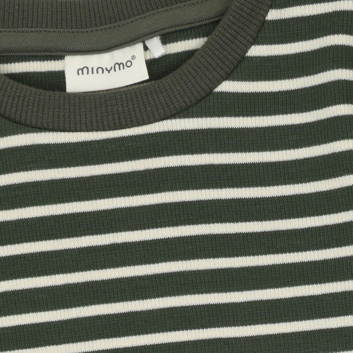 Ein hochwertiges Langarm-Shirt aus weichem Rib-Material mit klassischem grün-weiß gestreiftem Design von Minymo. Die Mischung aus 95% Baumwolle und 5% Elastane sorgt für optimalen Tragekomfort und Bewegungsfreiheit. Perfekt für den Alltag und vielseitig kombinierbar.