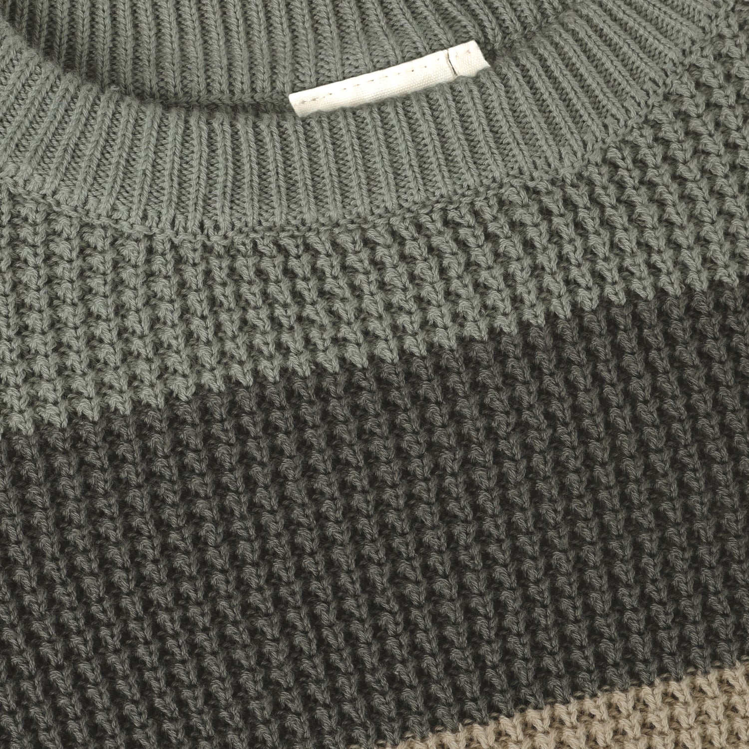 Klassischer Pullover mit feinem Rippstrick aus 100% Baumwolle von Minymo. Das zeitlose Design bietet Komfort und Langlebigkeit für den Alltag.