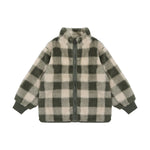 Eine kuschelige Teddy Jacke von Minymo mit trendigem All Over Print. Das weiche Material aus 100% Polyester bietet maximalen Komfort und Wärmeschutz für kühle Tage. Perfekt für Kinder, die Stil und Gemütlichkeit lieben.