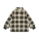 Eine kuschelige Teddy Jacke von Minymo mit trendigem All Over Print. Das weiche Material aus 100% Polyester bietet maximalen Komfort und Wärmeschutz für kühle Tage. Perfekt für Kinder, die Stil und Gemütlichkeit lieben.