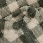 Eine kuschelige Teddy Jacke von Minymo mit trendigem All Over Print. Das weiche Material aus 100% Polyester bietet maximalen Komfort und Wärmeschutz für kühle Tage. Perfekt für Kinder, die Stil und Gemütlichkeit lieben.