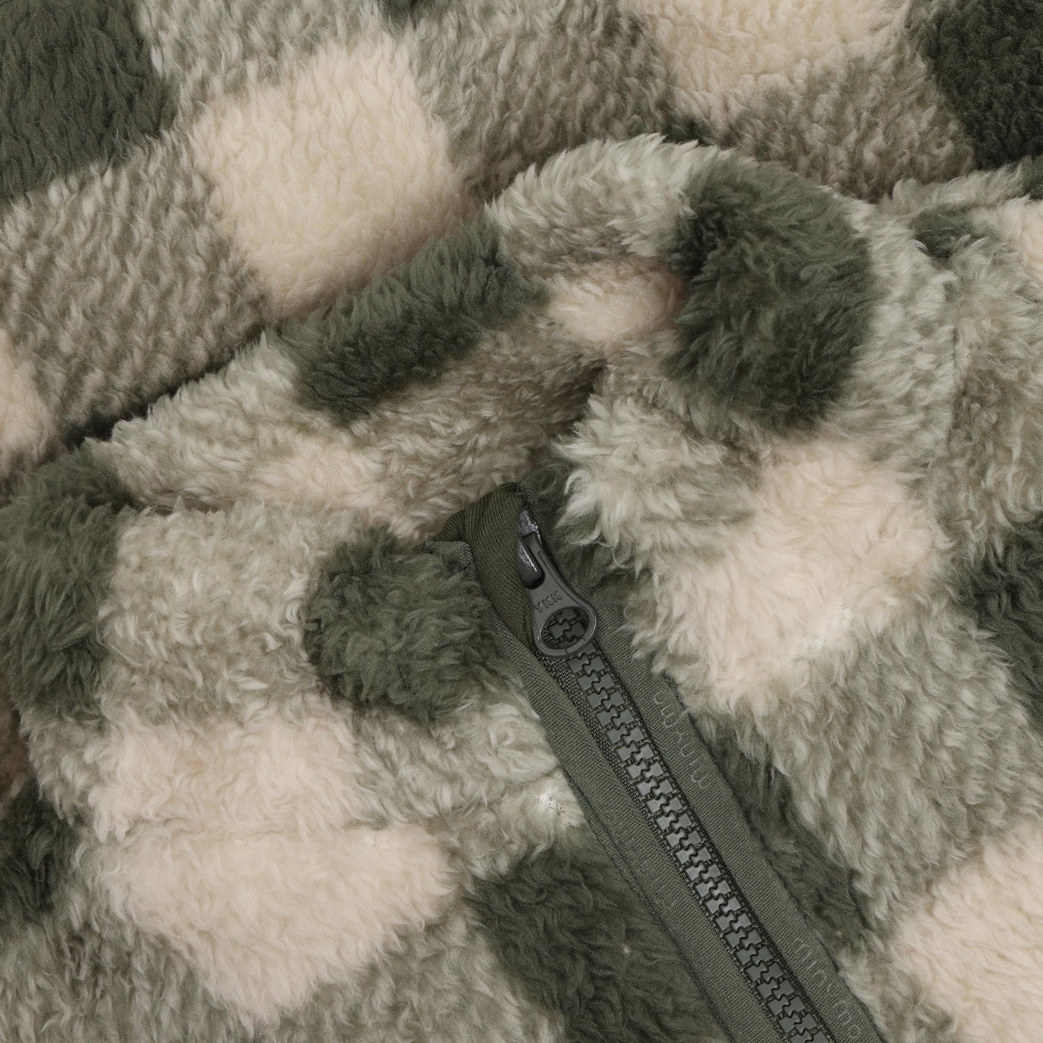 Eine kuschelige Teddy Jacke von Minymo mit trendigem All Over Print. Das weiche Material aus 100% Polyester bietet maximalen Komfort und Wärmeschutz für kühle Tage. Perfekt für Kinder, die Stil und Gemütlichkeit lieben.