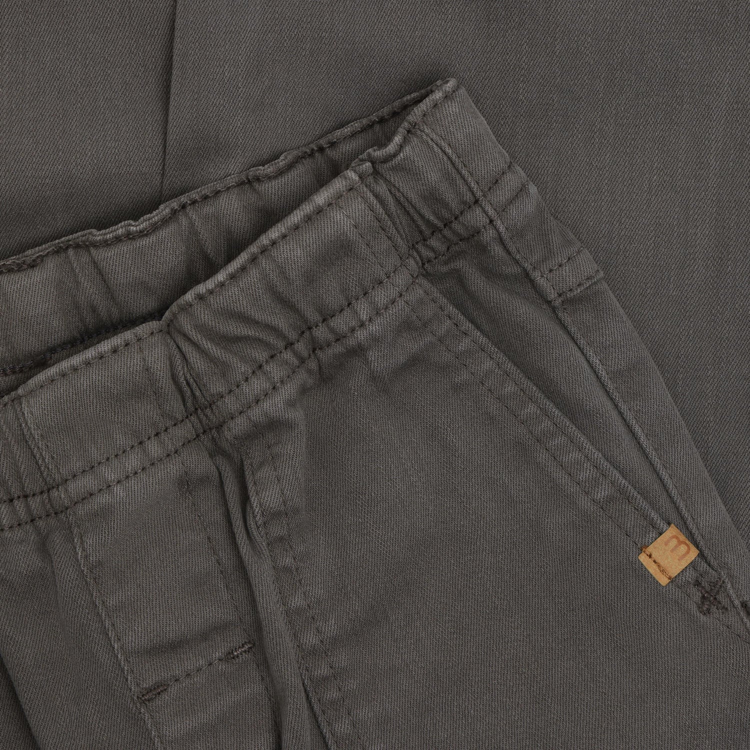 Hochwertige dunkelgraue Hose von Minymo aus 97% Baumwolle und 3% Elastane für optimale Bewegungsfreiheit und Tragekomfort.