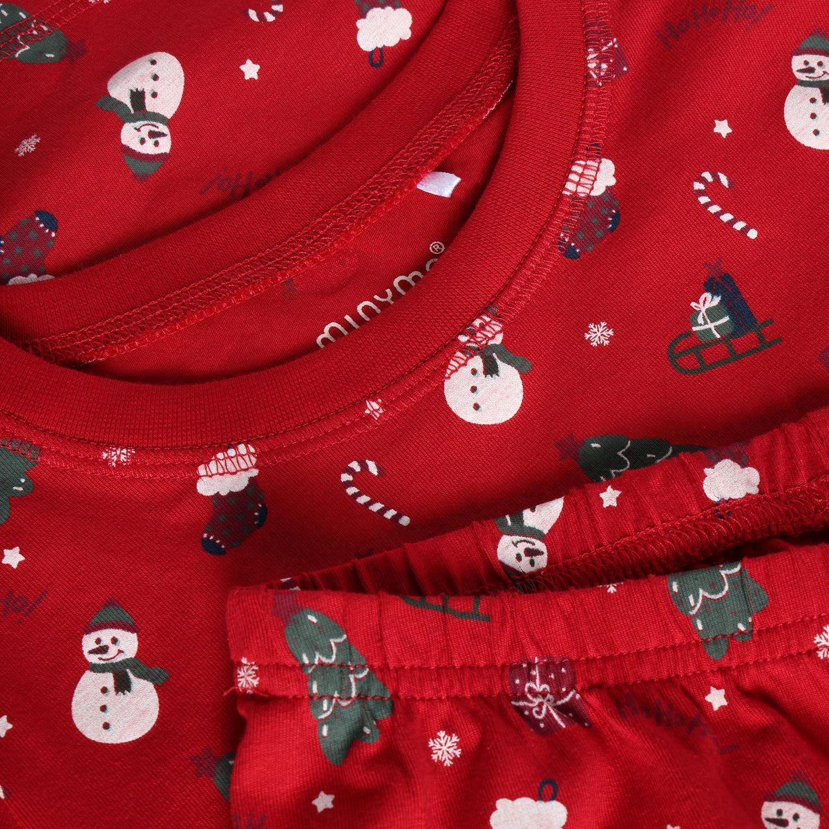 Gemütlicher roter Weihnachtspyjama von Minymo mit langen Ärmeln und Beinen – perfekt für festliche Nächte. Die hochwertige Mischung aus 90% Baumwolle, 5% Polyester und 5% Elastane sorgt für Komfort und Bewegungsfreiheit.