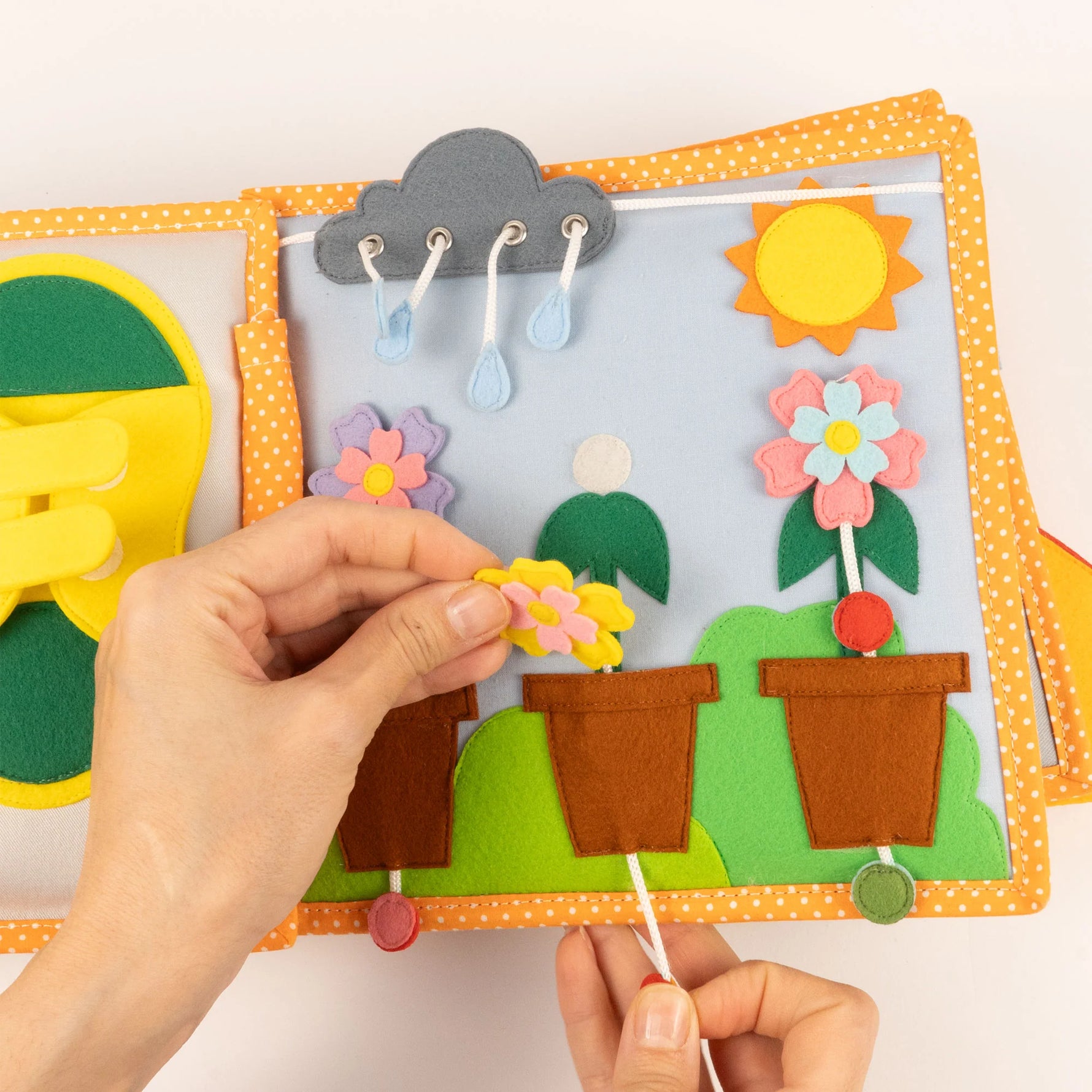 Begleite dein Kind durch einen bunten Tag mit diesem Quiet Book von Jolly Design. Die bewegliche Figur erlebt alltägliche Abenteuer – Schuhe anziehen, Fahrrad fahren, gießen und spielen. Jede Seite lädt zum Nachspielen ein und stärkt dabei Feinmotorik, Geduld und Konzentration. Ideal, um Alltagsstrukturen zu verstehen und Selbstständigkeit zu entwickeln. Ein handgefertigtes Lernbuch voller Farben und Details für kleine Entdecker.