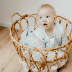 Der 0.5 TOG Musselin-Schlafsack aus 100% Bio-Baumwolle hält Dein Baby angenehm warm, ist leicht und atmungsaktiv. Er bietet maximale Bewegungsfreiheit und sorgt für sicheren Schlaf, da das Gesicht frei bleibt und der Schlafsack nicht verrutschen kann. Mit weichem Komfort-Reißverschluss und geschütztem Kinn garantiert er hohen Tragekomfort ohne Hautreizungen.