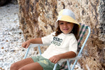 Das kurzärmelige Baby Badeshirt von Lässig mit UV-Schutz 60 in Grün Weiß schützt zuverlässig. Das atmungsaktive und schnelltrocknende Material sorgt für unbeschwerten Badespaß.&nbsp;

