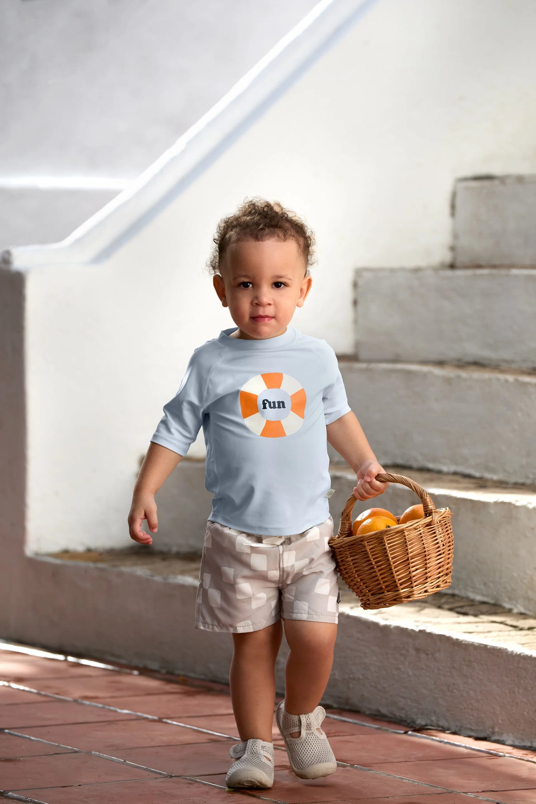 Das kurzärmelige Baby Badeshirt von Lässig mit UV-Schutz 60 in Blau schützt zuverlässig. Das atmungsaktive und schnelltrocknende Material sorgt für unbeschwerten Badespaß.