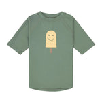 Das grüne, kurzärmelige Baby Badeshirt von Lässig mit UV-Schutz 60 schützt zuverlässig. Das atmungsaktive und schnelltrocknende Material sorgt für unbeschwerten Badespaß.