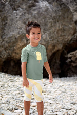 Das grüne, kurzärmelige Baby Badeshirt von Lässig mit UV-Schutz 60 schützt zuverlässig. Das atmungsaktive und schnelltrocknende Material sorgt für unbeschwerten Badespaß.