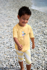 Das kurzärmelige Baby Badeshirt &nbsp;von Lässig mit UV-Schutz 60 in Gelb schützt zuverlässig. Das atmungsaktive und schnelltrocknende Material sorgt für unbeschwerten Badespaß.