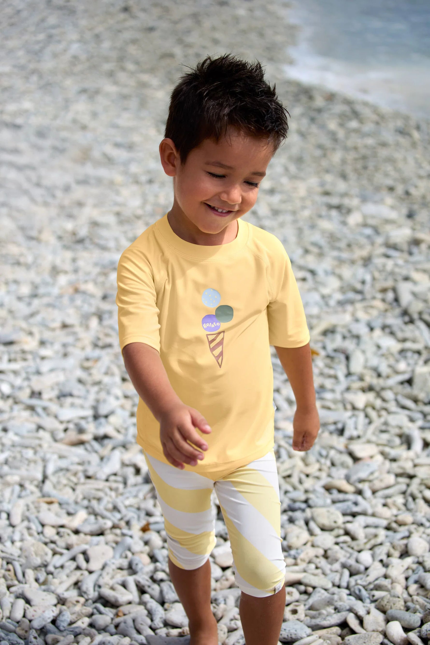 Das kurzärmelige Baby Badeshirt &nbsp;von Lässig mit UV-Schutz 60 in Gelb schützt zuverlässig. Das atmungsaktive und schnelltrocknende Material sorgt für unbeschwerten Badespaß.