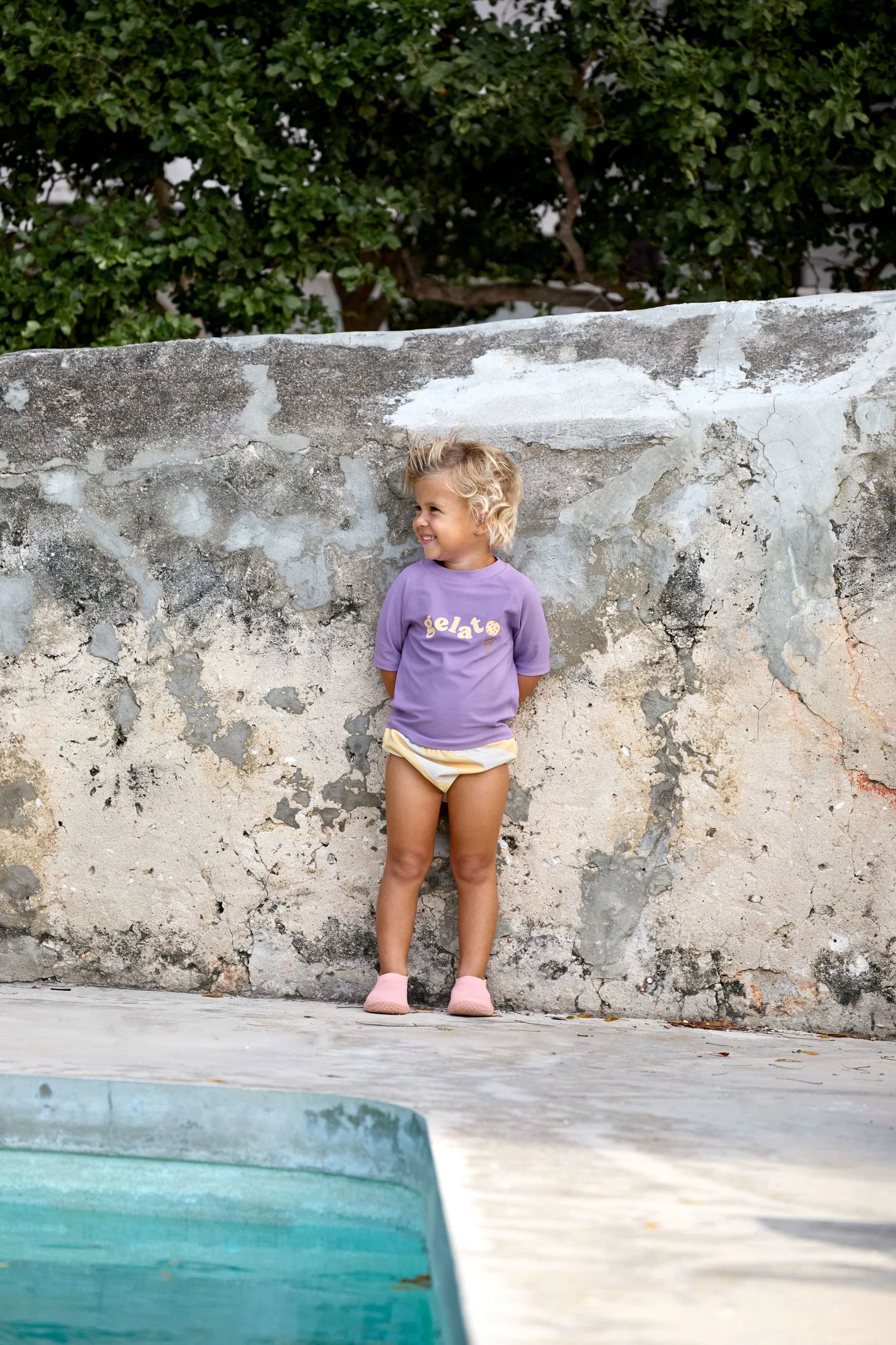 Das kurzärmelige Baby Badeshirt von Lässig mit UV-Schutz 60 in Lila schützt zuverlässig. Das atmungsaktive und schnelltrocknende Material sorgt für unbeschwerten Badespaß.

