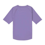 Das kurzärmelige Baby Badeshirt von Lässig mit UV-Schutz 60 in Lila schützt zuverlässig. Das atmungsaktive und schnelltrocknende Material sorgt für unbeschwerten Badespaß.

