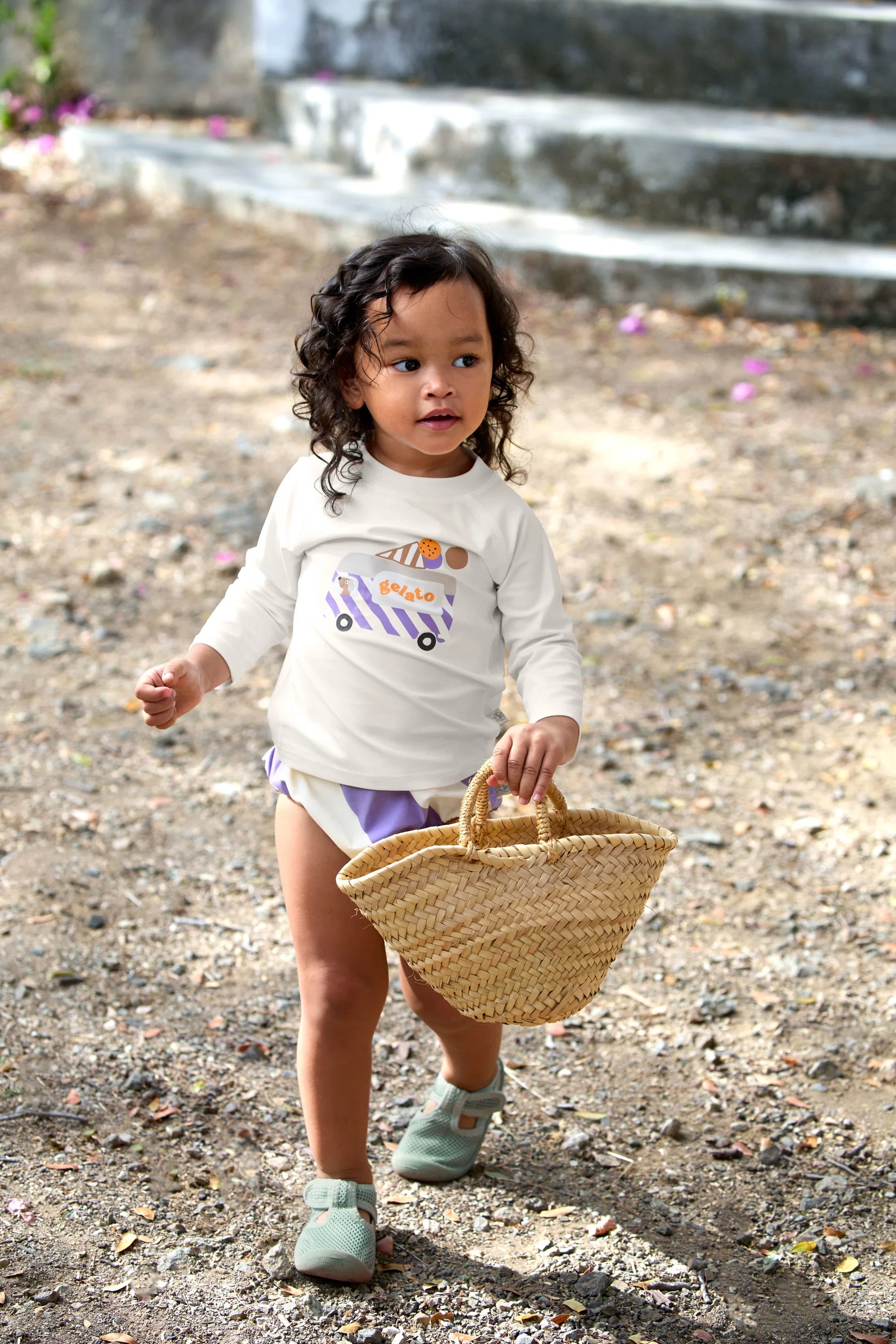 Das weiße, langärmelige Kinder UV Shirt von Lässig mit UV-Schutz 60 &amp; Eis-Design schützt zuverlässig. Das atmungsaktive und schnelltrocknende Material sorgt für eine angenehme Passform und Badespaß.