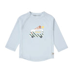 Das langärmelige Kinder UV Shirt von Lässig mit UV-Schutz 60 in Blau schützt zuverlässig. Das atmungsaktive und schnelltrocknende Material sorgt für eine angenehme Passform und Badespaß.&nbsp;

Material: