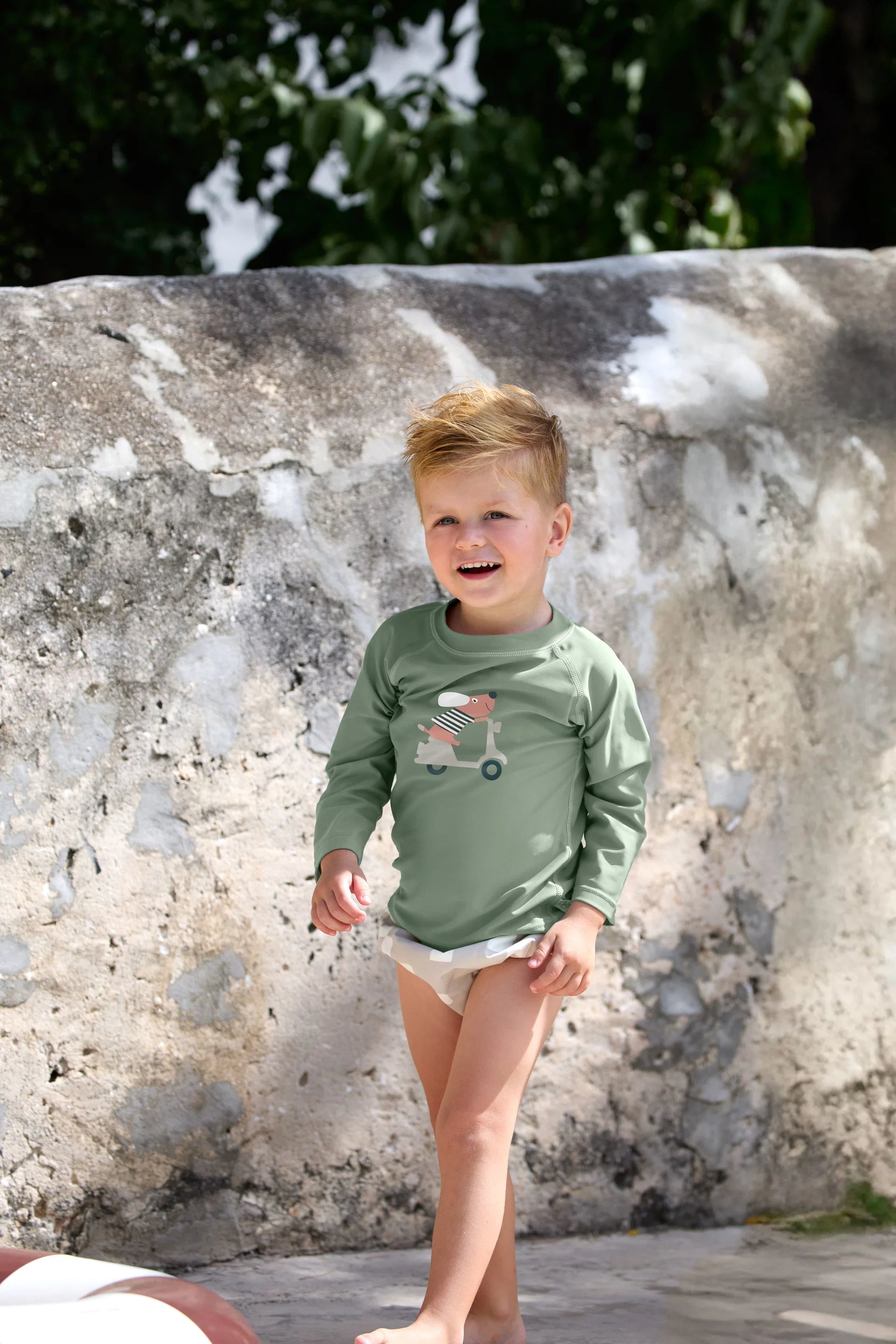 Das langärmelige Kinder UV Shirt von Lässig mit UV-Schutz 60 in Grün schützt zuverlässig. Das atmungsaktive und schnelltrocknende Material sorgt für eine angenehme Passform und Badespaß.&nbsp;