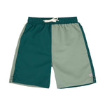 Die grüne UV Badehose von Lässig für Kinder (3 - 6 Jahre) mit UV Schutz 80 sorgt für einen stylishen Look auf dem Badeausflug. Der elastische Bund und der Kordelzug garantieren ein angenehmes Tragegefühl.