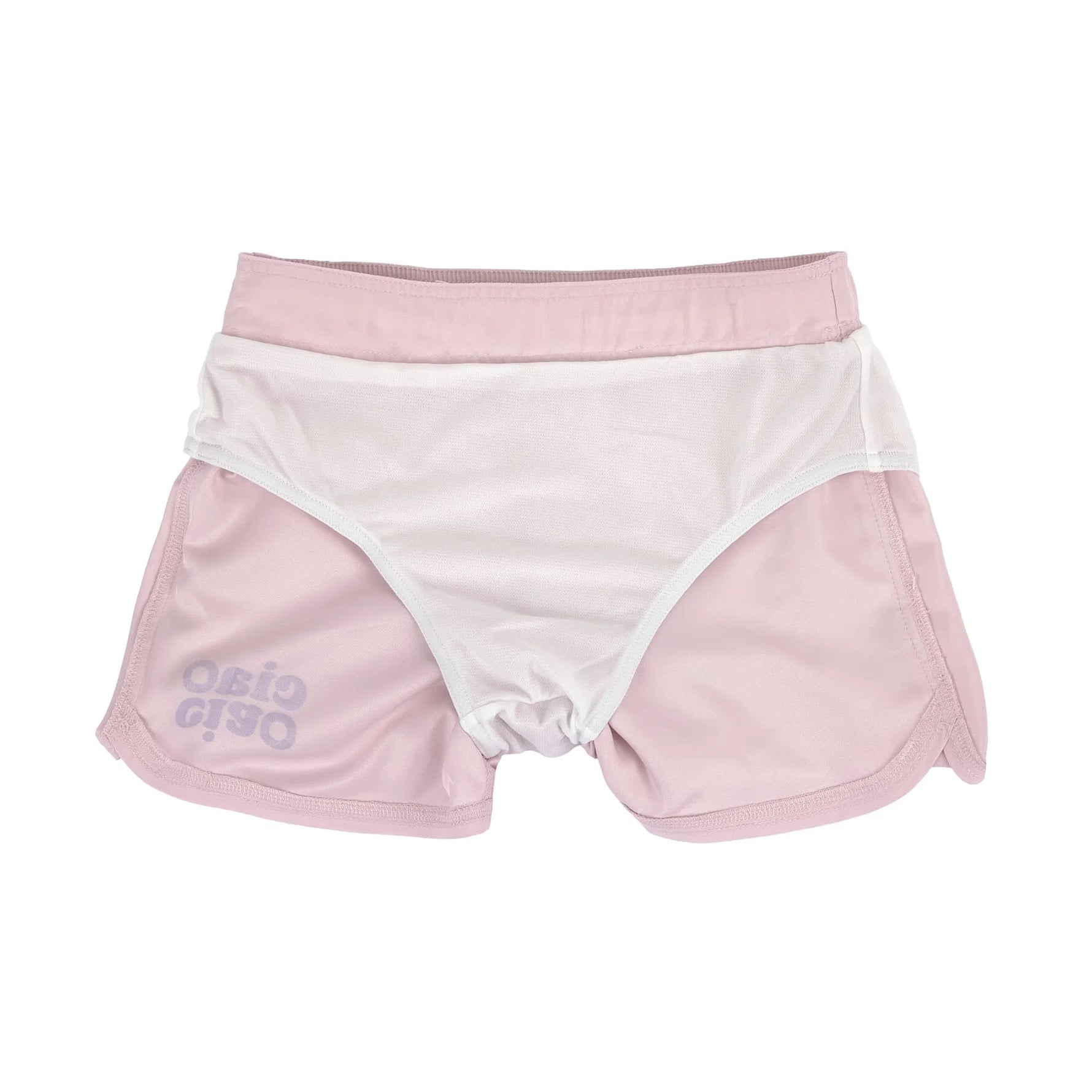 Die rosa Badeshorts von Lässig für Kids sorgt für einen stylishen Look auf dem Badeausflug. Der elastische Bindegürtel, der Kordelzug und gerundete Seitenschlitze garantieren ein angenehmes Tragegefühl bei dieser kurzen Badehose.