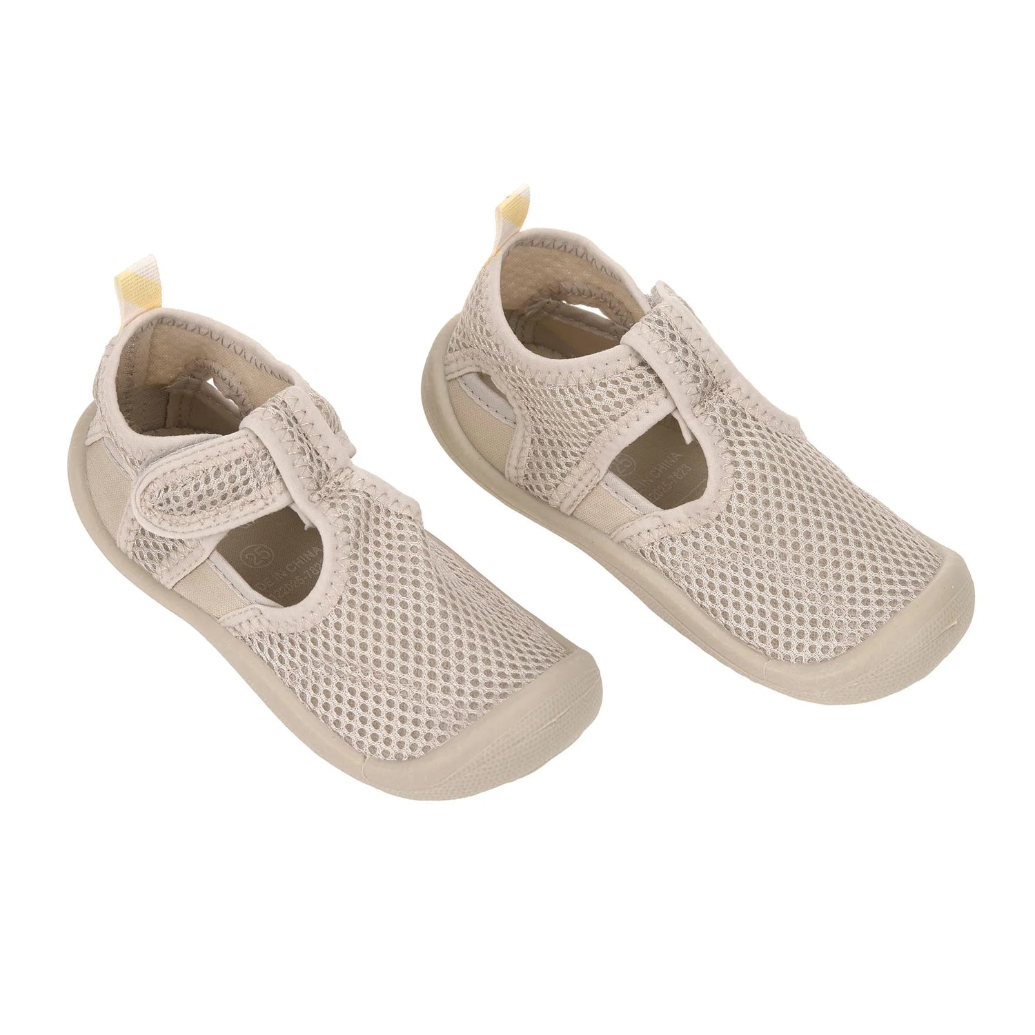 Die Kinder Badeschuhe von Lässig in der Farbe Grau sind leicht, atmungsaktiv und schnell trocknend. Ihre flexible Antirutsch-Sohle und die praktischen Klettverschlüsse sorgen für einen optimalen Halt. Die Kinder Sandalen sind ideal am Strand oder im Freibad.&nbsp;
