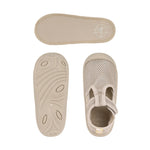 Die Kinder Badeschuhe von Lässig in der Farbe Grau sind leicht, atmungsaktiv und schnell trocknend. Ihre flexible Antirutsch-Sohle und die praktischen Klettverschlüsse sorgen für einen optimalen Halt. Die Kinder Sandalen sind ideal am Strand oder im Freibad.&nbsp;
