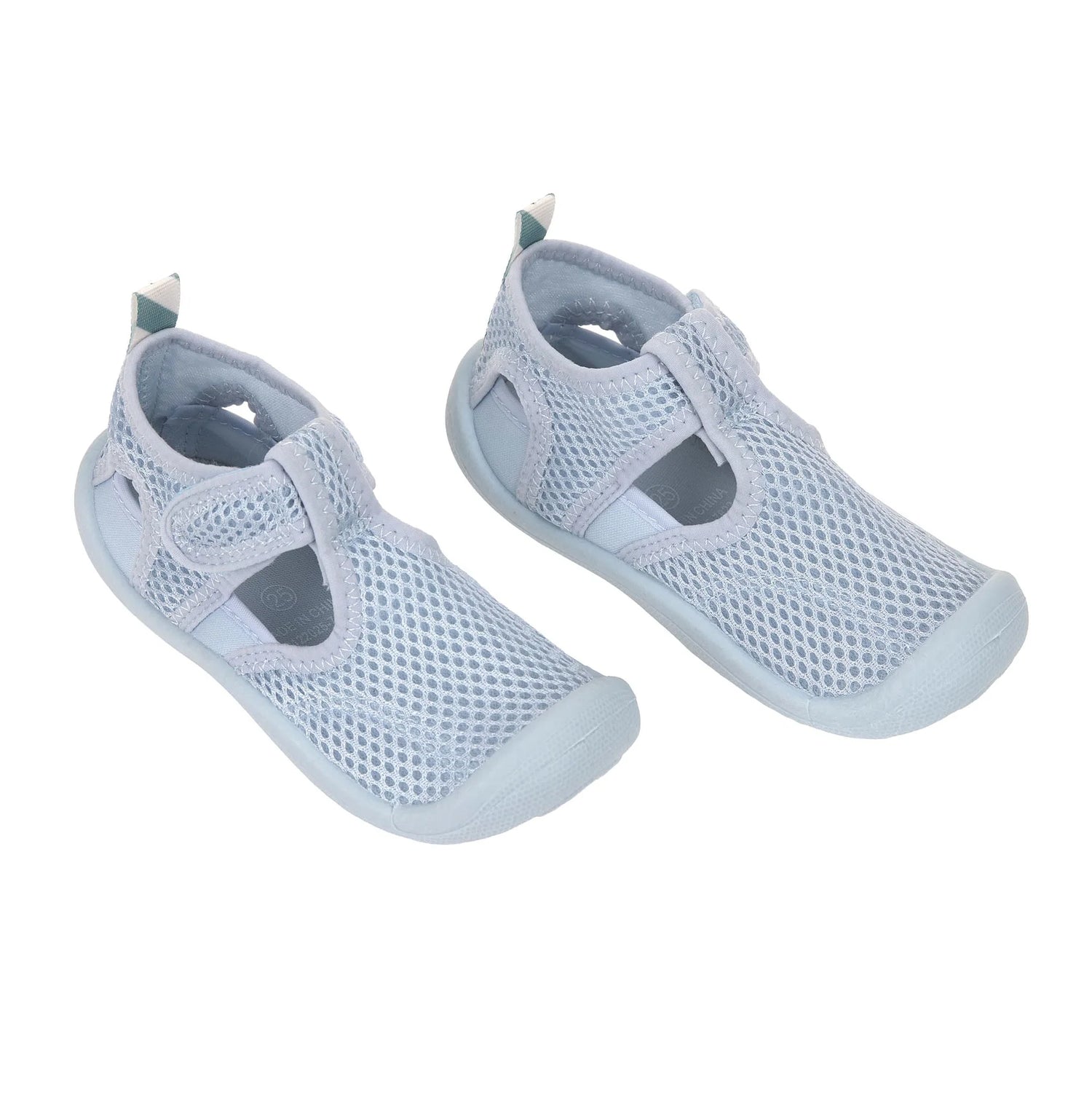 Die Kinder Badeschuhe von Lässig in der Farbe Blau sind leicht, atmungsaktiv und schnell trocknend. Ihre flexible Antirutsch-Sohle und die praktischen Klettverschlüsse sorgen für einen optimalen Halt. Die Kinder Sandalen sind ideal am Strand oder im Freibad.