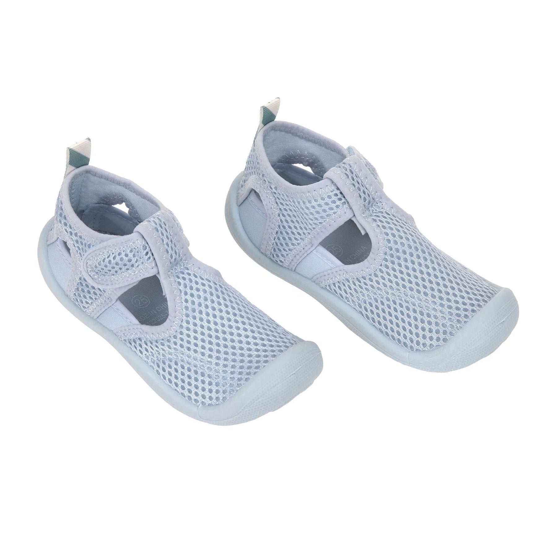 Die Kinder Badeschuhe von Lässig in der Farbe Blau sind leicht, atmungsaktiv und schnell trocknend. Ihre flexible Antirutsch-Sohle und die praktischen Klettverschlüsse sorgen für einen optimalen Halt. Die Kinder Sandalen sind ideal am Strand oder im Freibad.