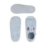 Die Kinder Badeschuhe von Lässig in der Farbe Blau sind leicht, atmungsaktiv und schnell trocknend. Ihre flexible Antirutsch-Sohle und die praktischen Klettverschlüsse sorgen für einen optimalen Halt. Die Kinder Sandalen sind ideal am Strand oder im Freibad.