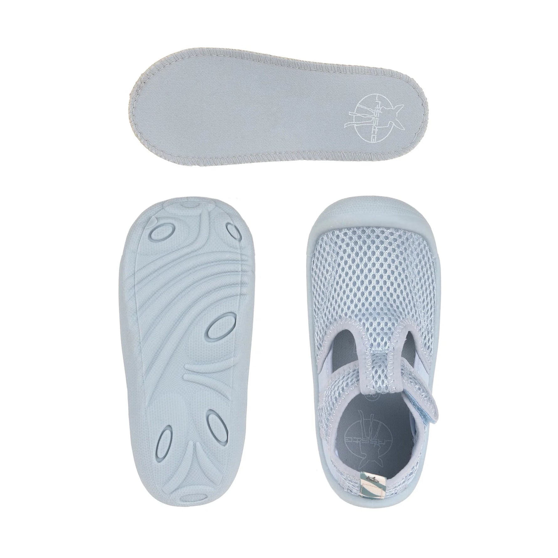 Die Kinder Badeschuhe von Lässig in der Farbe Blau sind leicht, atmungsaktiv und schnell trocknend. Ihre flexible Antirutsch-Sohle und die praktischen Klettverschlüsse sorgen für einen optimalen Halt. Die Kinder Sandalen sind ideal am Strand oder im Freibad.