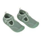 Die Kinder Badeschuhe von Lässig in der Farbe Grün sind leicht, atmungsaktiv und schnell trocknend. Ihre flexible Antirutsch-Sohle und die praktischen Klettverschlüsse sorgen für einen optimalen Halt. Die Kinder Sandalen sind ideal am Strand oder im Freibad.