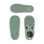 Die Kinder Badeschuhe von Lässig in der Farbe Grün sind leicht, atmungsaktiv und schnell trocknend. Ihre flexible Antirutsch-Sohle und die praktischen Klettverschlüsse sorgen für einen optimalen Halt. Die Kinder Sandalen sind ideal am Strand oder im Freibad.