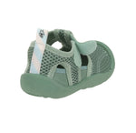 Die Kinder Badeschuhe von Lässig in der Farbe Grün sind leicht, atmungsaktiv und schnell trocknend. Ihre flexible Antirutsch-Sohle und die praktischen Klettverschlüsse sorgen für einen optimalen Halt. Die Kinder Sandalen sind ideal am Strand oder im Freibad.