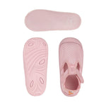 Die Kinder Badeschuhe von Lässig in der Farbe Pink sind leicht, atmungsaktiv und schnell trocknend. Ihre flexible Antirutsch-Sohle und die praktischen Klettverschlüsse sorgen für einen optimalen Halt. Die Kinder Sandalen sind ideal am Strand oder im Freibad.