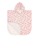 Der Kinder UV Badeponcho von Lässig mit UV-Schutz 80 in Rosa hält nach dem Planschen wunderbar warm. Die Außenseite vom Beach Poncho schützt vor Wind, seine Frottee-Innenseite nimmt Feuchtigkeit auf.