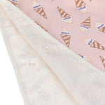 Der Kinder UV Badeponcho von Lässig mit UV-Schutz 80 in Rosa hält nach dem Planschen wunderbar warm. Die Außenseite vom Beach Poncho schützt vor Wind, seine Frottee-Innenseite nimmt Feuchtigkeit auf.