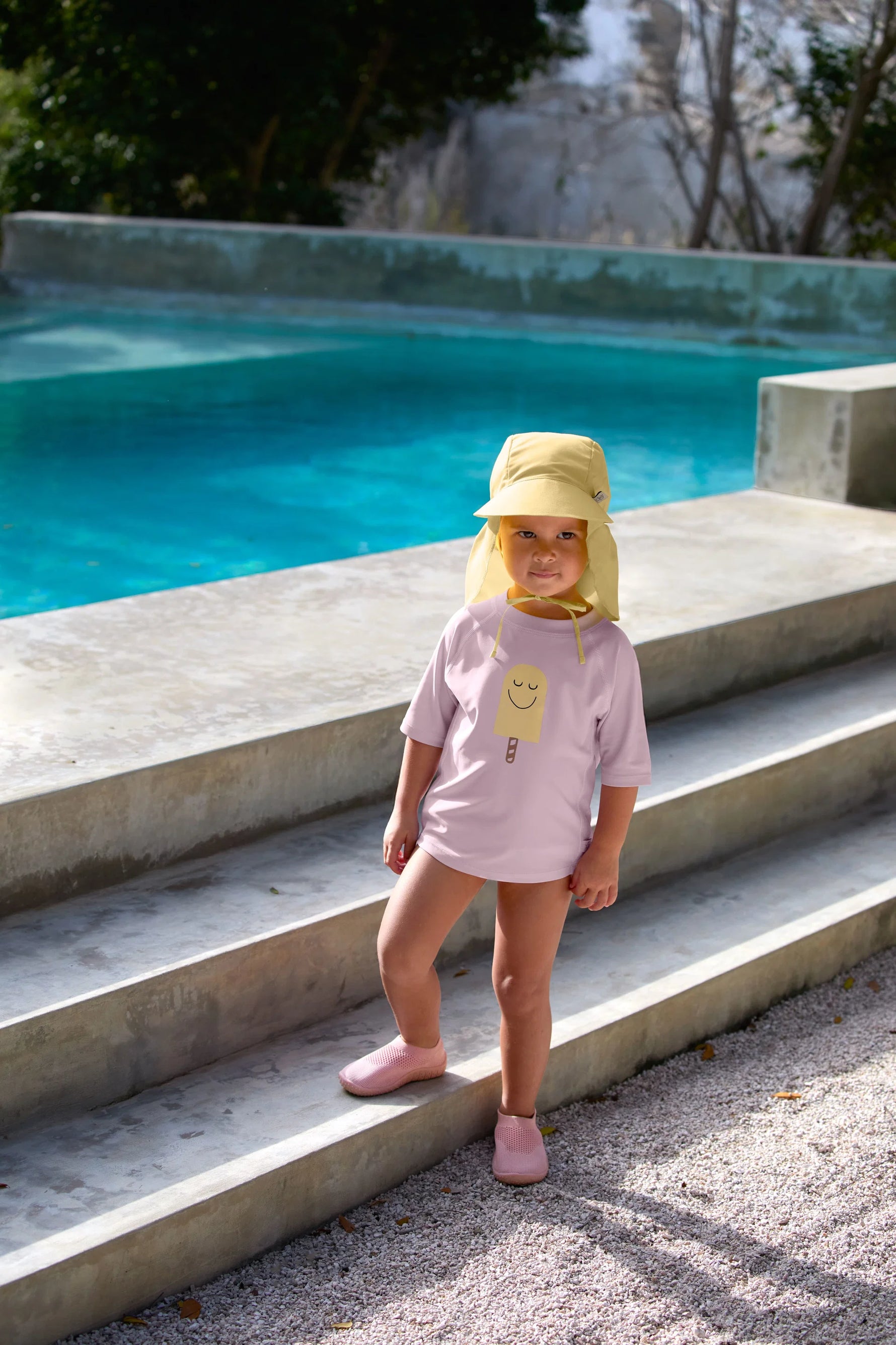 Der Kinder Sonnenhut von Lässig mit extra langem Nackenschutz in Gelb &amp; UV-Schutz 80 schützt den Kopf, Nacken und die Augen von Babys &amp; Kleinkindern. Das schnelltrocknende Obermaterial sorgt für unbeschwerte Sommertage.