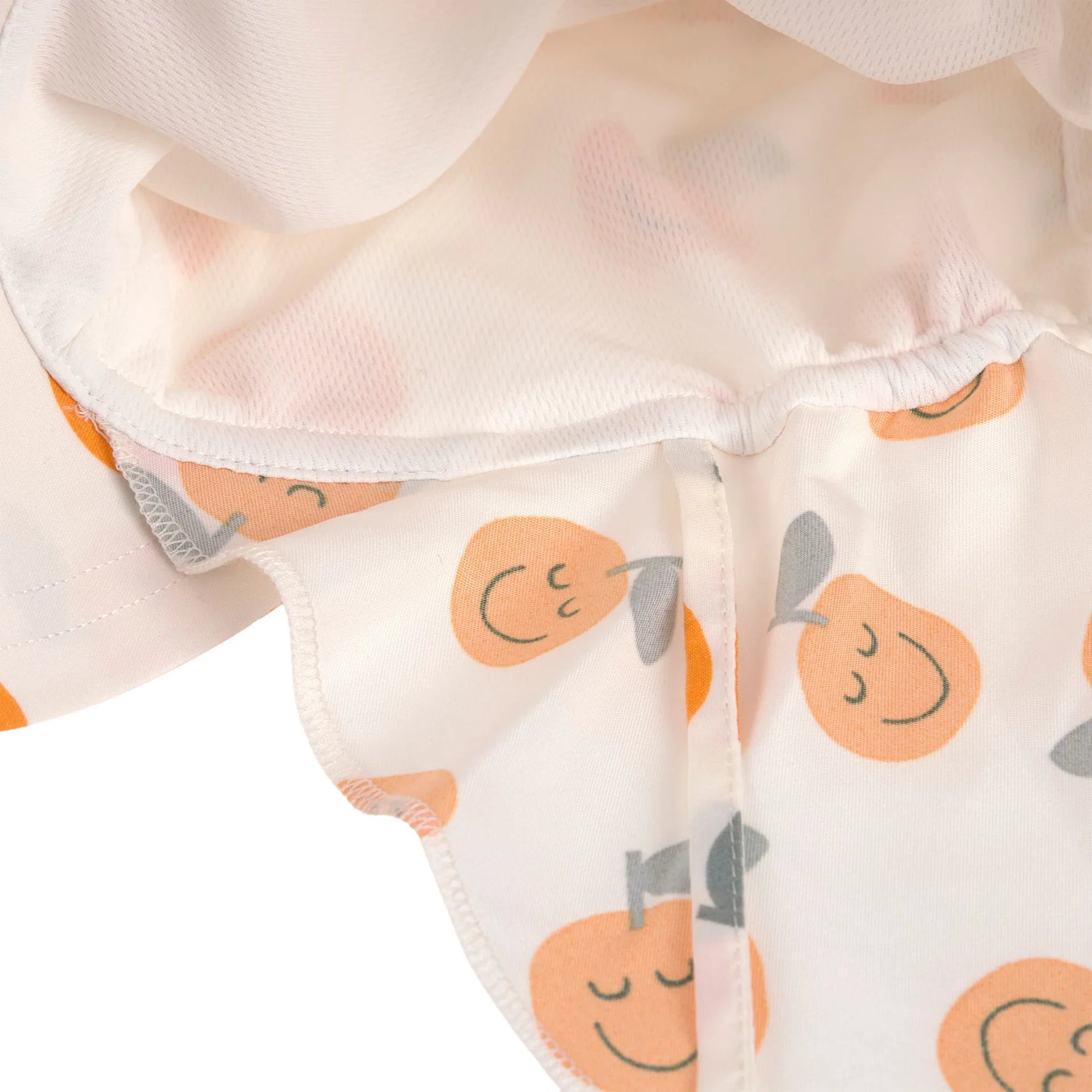 Der weiße LÄSSIG Sonnenhut von Lässig mit extra langem Nackenschutz und UV-Schutz 80 schützt den Kopf, Nacken und die Augen von Babys und Kleinkindern. Waschbar, atmungsaktiv, schnelltrocknend.&nbsp;