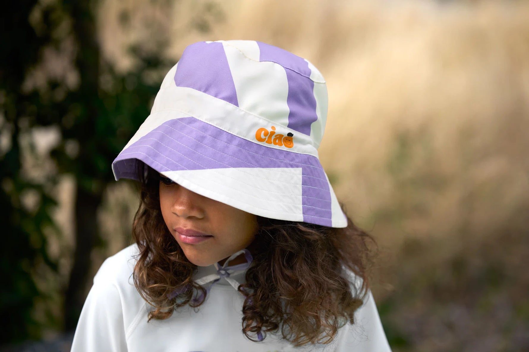 Der gestreifte Kinder Sonnenhut von Lässig in Lila schützt dank UV-Schutz 80 den Kopf, Nacken und die Augen von Babys und Kleinkindern. Sein schnelltrocknendes Obermaterial aus Polyester (recycelt) und das elastische Band am Hinterkopf sorgen für hohen Tragekomfort.