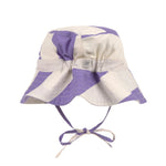 Der gestreifte Kinder Sonnenhut von Lässig in Lila schützt dank UV-Schutz 80 den Kopf, Nacken und die Augen von Babys und Kleinkindern. Sein schnelltrocknendes Obermaterial aus Polyester (recycelt) und das elastische Band am Hinterkopf sorgen für hohen Tragekomfort.