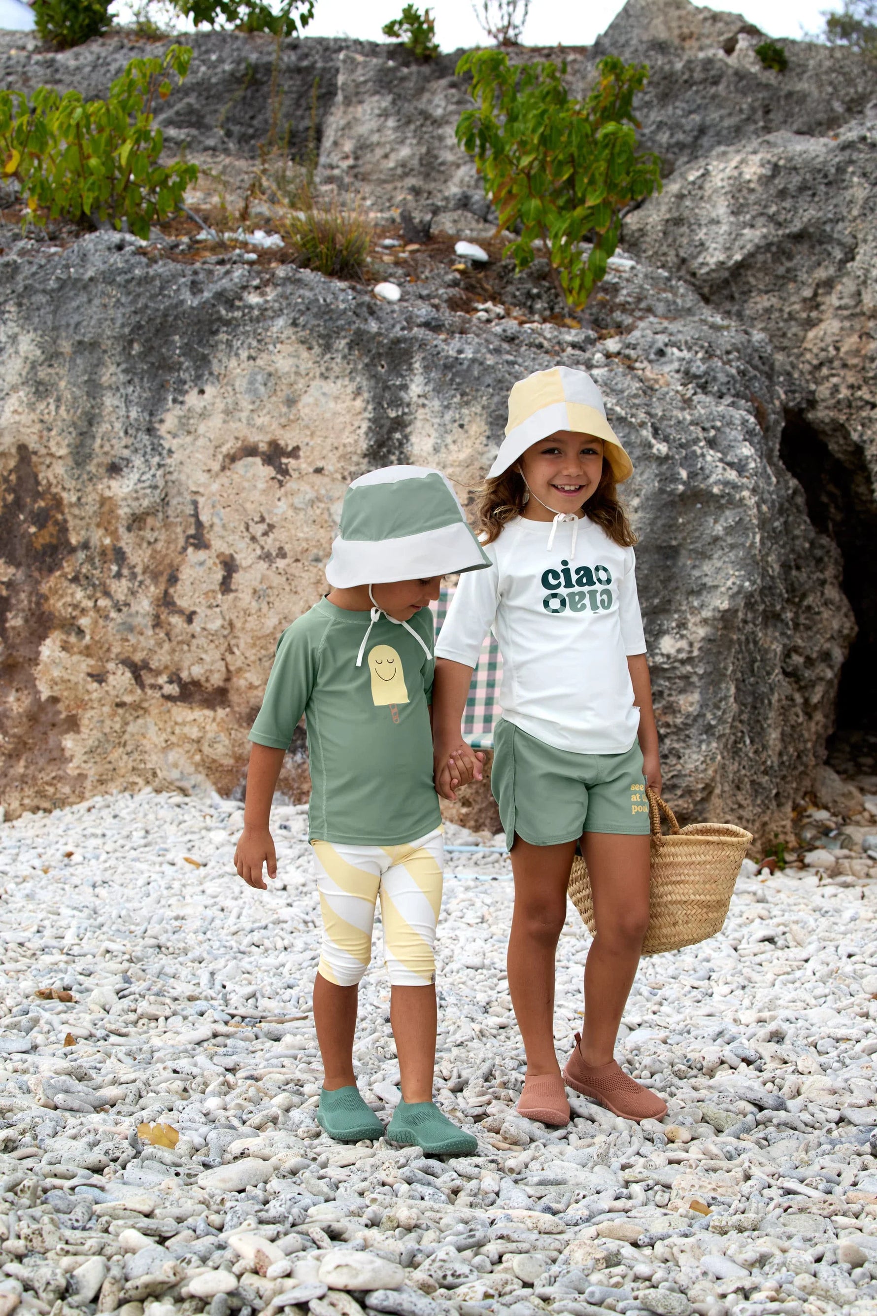 Der karierte Kinder Sonnenhut von Lässig in Grün schützt dank UV-Schutz 80 den Kopf, Nacken und die Augen von Babys und Kleinkindern. Sein schnelltrocknendes Obermaterial aus Polyester (recycelt) und das elastische Band am Hinterkopf sorgen für hohen Tragekomfort.&nbsp;