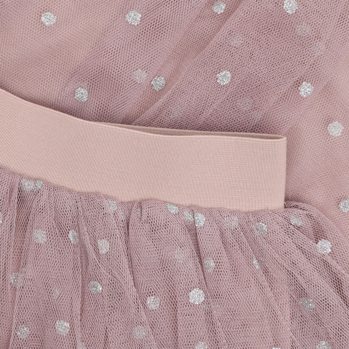 Ein wunderschöner Tüllrock in zartem Rosa mit funkelnden Glitzerpunkten von Minymo. Das leichte, luftige Design ist perfekt für festliche Anlässe und besondere Momente. Der hochwertige Polyesterstoff sorgt für Komfort und Langlebigkeit. Ein zeitloses Lieblingsstück, das jedes Outfit zum Strahlen bringt.