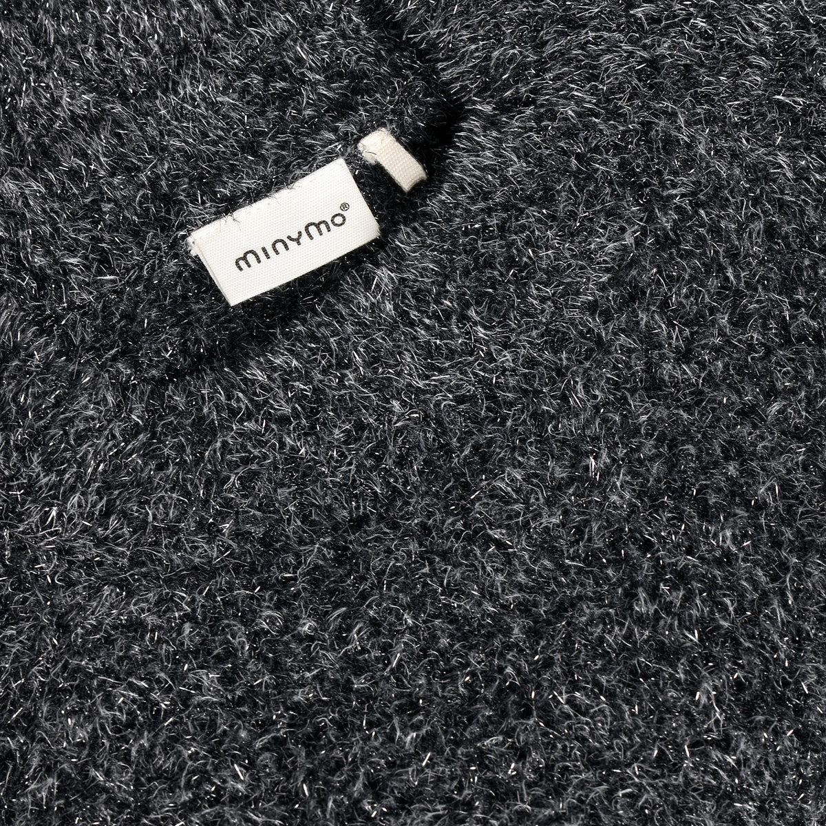Ein weiches Knit Pullover mit funkelndem Glitzer und zierlichem Schleifenmotiv – perfekt für stilbewusste Kids. Die hochwertige Mischung aus Nylon und Metallic Fiber sorgt für Glanz und Strapazierfähigkeit. Ideal für besondere Anlässe oder als Lieblingsstück im Alltag.