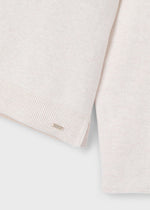 Entdecken Sie den weißen Rollkragenpullover von Mayoral – ein zeitloses Basic, das perfekt für stilbewusste Looks ist.