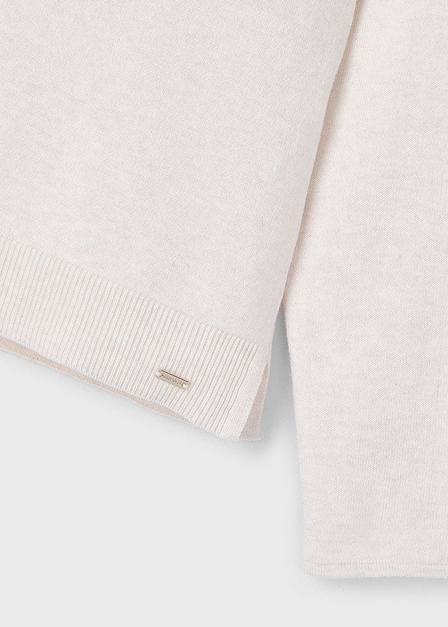 Entdecken Sie den weißen Rollkragenpullover von Mayoral – ein zeitloses Basic, das perfekt für stilbewusste Looks ist.
