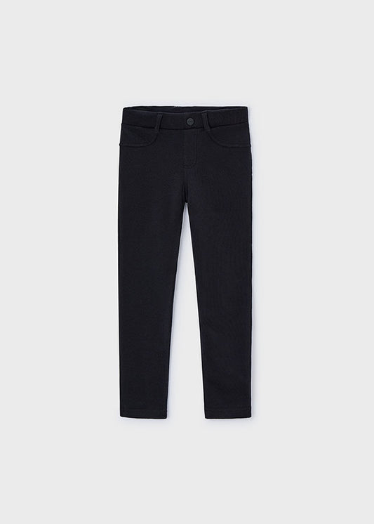 Diese schwarze Plüschhose von mayoral überzeugt durch ihr weiches Material und sorgt für ein angenehmes Tragegefühl. Ideal für gemütliche Stunden mit Stil.