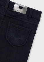 Diese schwarze Plüschhose von mayoral überzeugt durch ihr weiches Material und sorgt für ein angenehmes Tragegefühl. Ideal für gemütliche Stunden mit Stil.