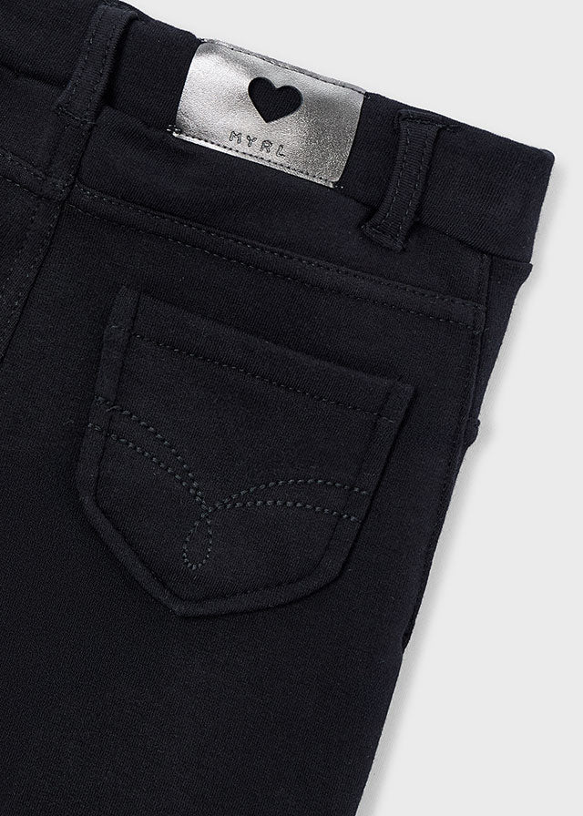 Diese schwarze Plüschhose von mayoral überzeugt durch ihr weiches Material und sorgt für ein angenehmes Tragegefühl. Ideal für gemütliche Stunden mit Stil.