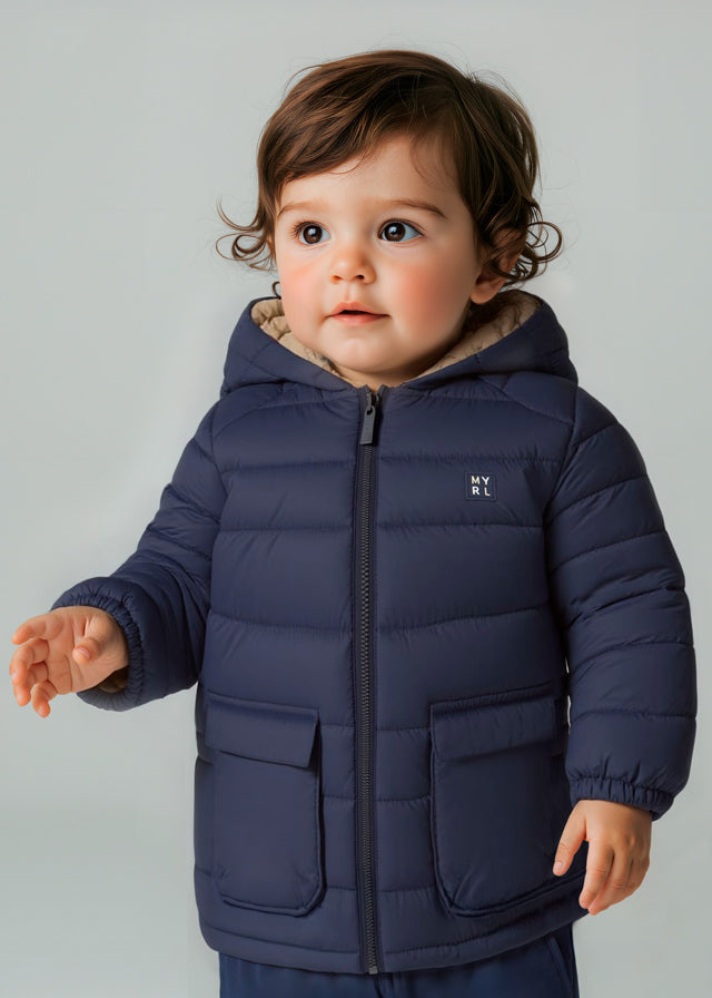 Weiche Wendejacke von Mayoral in stilvollem Dunkelblau und Beige, die vielseitigen Komfort und moderne Eleganz bietet.