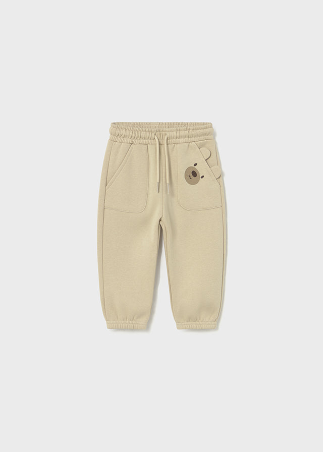 Beige Sweathose von Mayoral mit niedlicher Bärentasche – der perfekte Begleiter für Komfort und verspielten Stil.
